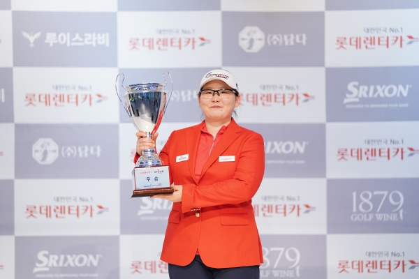 ?지난 25일(토) 대전 골프존 조이마루 전용 경기장에서 열린 ‘2020 롯데렌터카 GTOUR 여자대회 3차' 결선 시상식에서 우승자 정선아가 우승 기념 포즈를 취하고 있다.