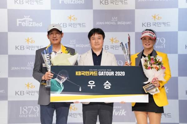지난 26일(일) 대전 골프존 조이마루 전용 경기장에서 열린 ‘2020 KB국민카드 GATOUR 4차 결선’ 시상식에서 (왼쪽부터) 남자부 우승자 장성호, KB국민카드 전민수 팀장, 여자부 우승자 윤순오가 기념 촬영을 하고 있다.