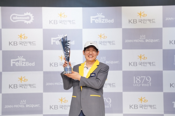 지난 26일(일) 대전 골프존 조이마루 전용 경기장에서 열린 ‘2020 KB국민카드 GATOUR 4차 결선’ 시상식에서 남자부 우승자 장성호가 우승 기념 포즈를 취하고 있다.