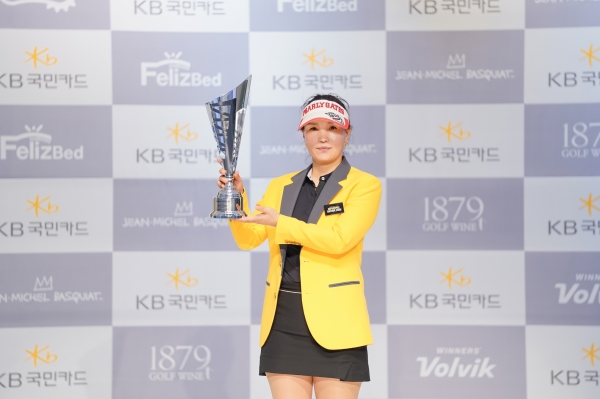 지난 26일(일) 대전 골프존 조이마루 전용 경기장에서 열린 ‘2020 KB국민카드 GATOUR 4차 결선’ 시상식에서 여자부 우승자 윤순오가 우승 기념 포즈를 취하고 있다.