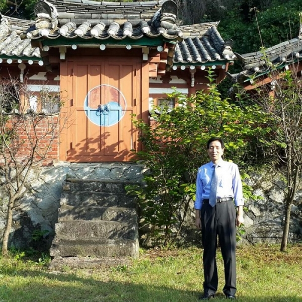김창후 회장 본가 사당 앞에서