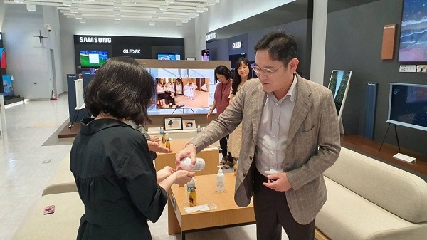 이재용 부회장이 6일 삼성전자 수원사업장에서 여성 임직원들과 간담회를 갖고 코로나19 이후 직장 및 가정 생활 변화, 여성 리더십 계발 방안 등에 대한 의견을 나누는 모습