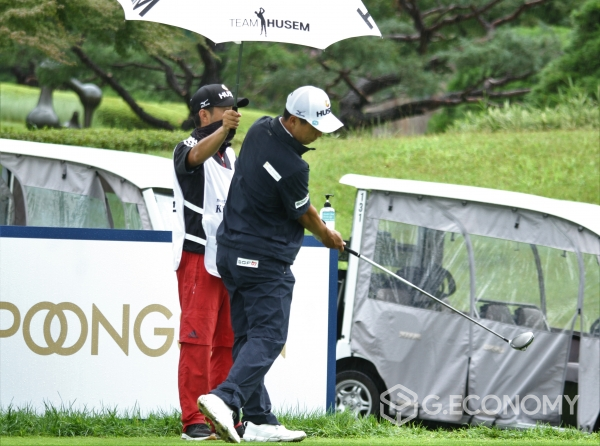 제63회 KPGA 선수권대회 3라운드에서 문경준 선수가 연습 스윙하는 모습