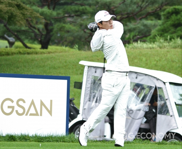 제63회 KPGA 선수권대회 3라운드에서 1번 홀 드라이버 티샷하는 모습