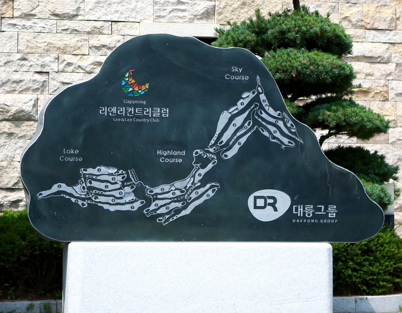 클럽하우스 앞 마당에 있는 골프장 코스 배치도. 큰 돌에 27개 홀이 자세하게 새겨져 있다.