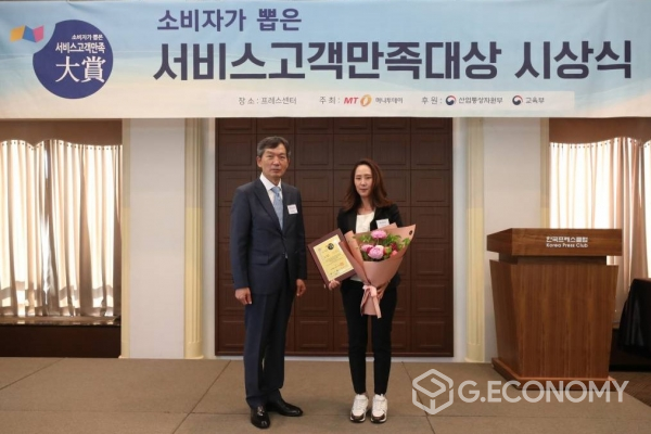머니투데이가 주최한 '2020년 소비자가 뽑은 서비스고객만족대상' 골프부문을 수상한 펀앤골프 김수현(사진 우측) 대표