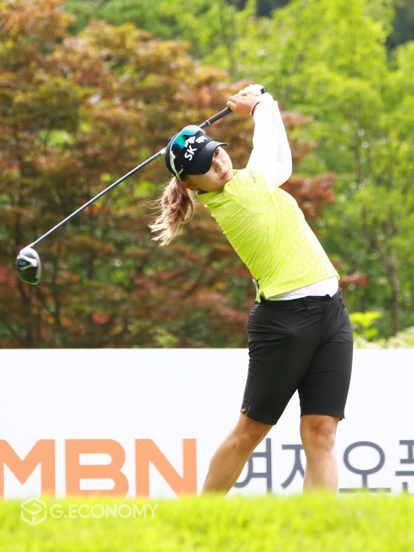 2020 대유위니아 MBN 여자오픈 공식 연습라운드 김지영 티 샷