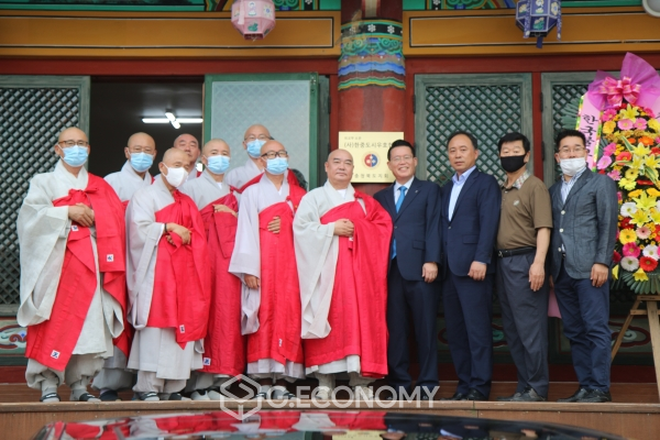 한국불교태고종 충북교구 도안 종무원장스님 및 한중도시우호협회,LBN방송 관계자들이 기념촬영을 하고 있다.