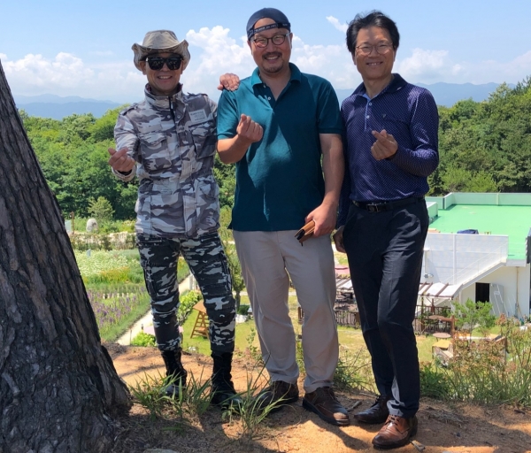 (왼쪽부터)박향수, 김영래, 백운수 작가가 호린파크를 배경으로 기념촬영을 하고 있다.