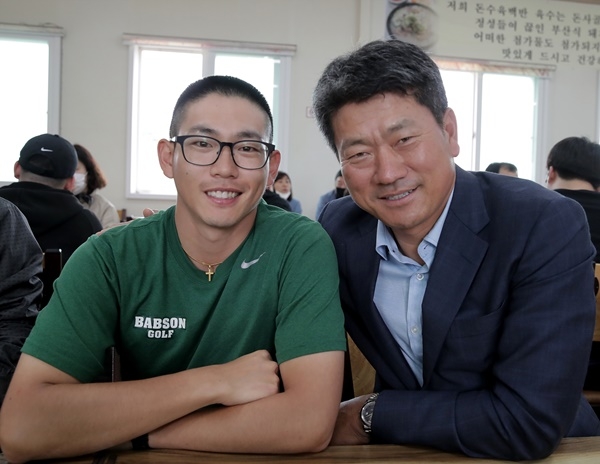 최경주가 5월 18일 해병대에 입대하는 장남 최호준(왼쪽)을 격려했다. (사진: KPGA)