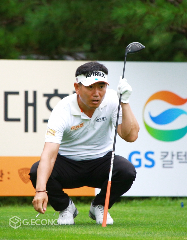 제39회 GS칼텍스 매경오픈 1R 양용은 티 샷 후 공을 바라보며...