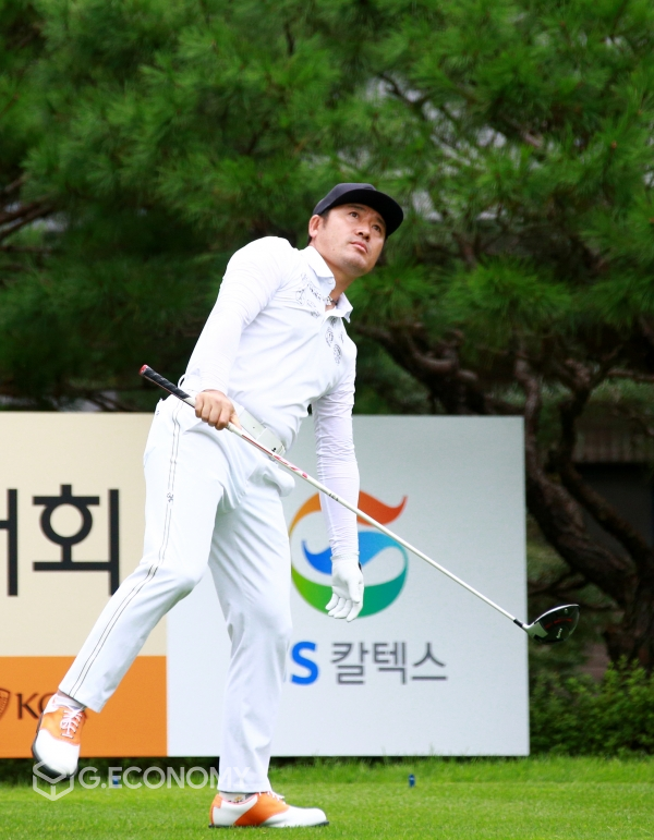 제39회 GS칼텍스 매경오픈 1R 최호성 티 샷 후