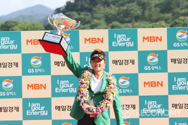 타이틀 방어에 성공한 이태희가 우승컵을 번쩍들어올리며 기뻐하고 있다.
