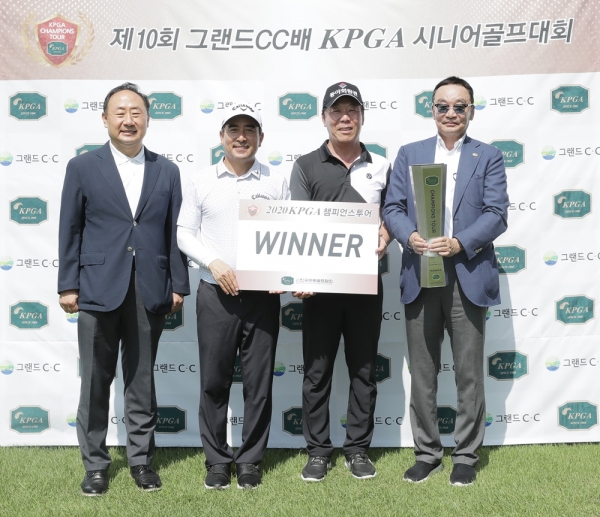 제10회 그랜드CC배 KPGA 시니어 골프대회 우승자 석종율과 조철상(사진:KPGA)