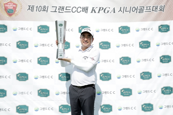 제10회 그랜드CC배 KPGA 시니어 골프대회 우승자 석종율(사진:KPGA)