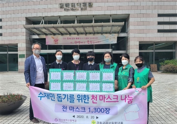 ▲정신여고 김마리아회관 앞에서 KBS사회봉사단 이정호 기획국장, 김지유 학생회장, 최성이 교장, 유현지 학생부회장, 강동새마을부녀회 한상림 회장 및 회원들