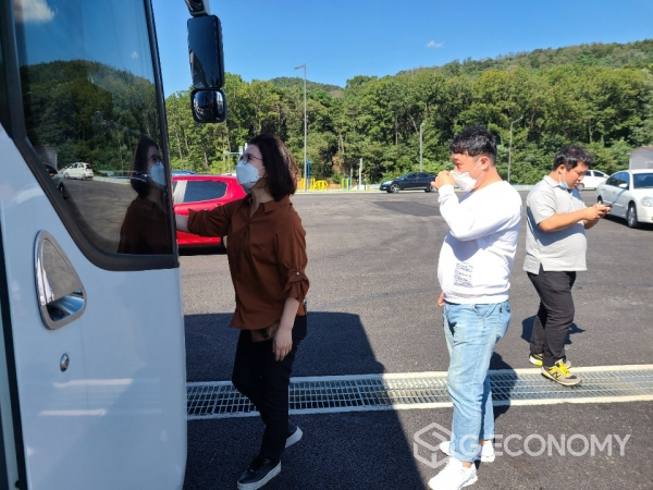 수원북부순환로 장안영업소에서 주민설명회와 버스투어에 참가하여 진행상황을 점검하는 황경희(더민주, 파장, 송죽, 조원2동) 시의원