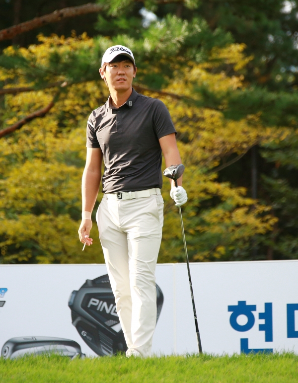 티 샷 후에 공을 바라보는...현대해상 최경주 인비테이셔널 2R 이지훈