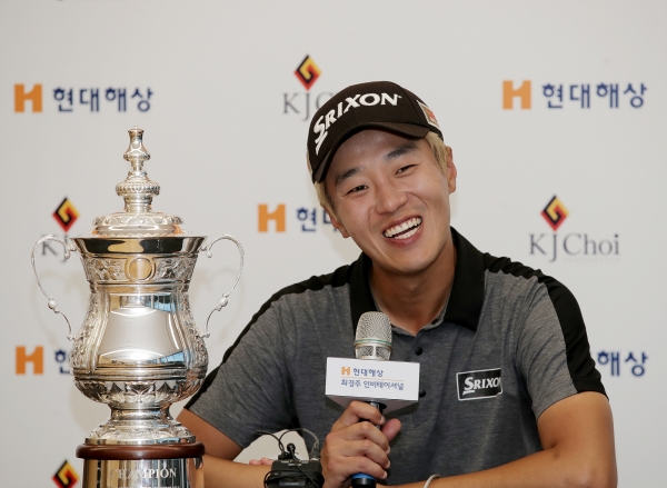 이창우가 시상식 후 우승트로피를 앞에 놓고 기자회견을 하고 있다.(사진 :KPGA)