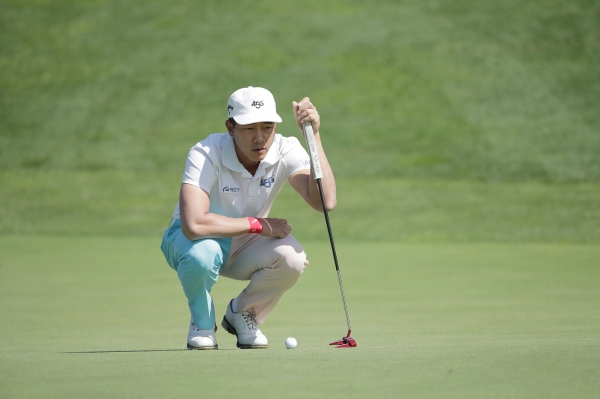 전재한이 연장전에서 퍼팅을 하기 앞서 퍼팅 라인과 브레이크를 살피고 있다.(사진:KPGA)