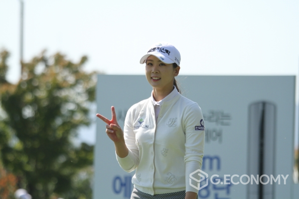 황예나 선수가 티샷후 이동하고 있다