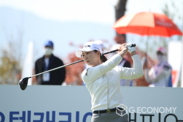드라이버 스윙하는 황예나
