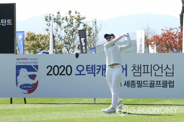 드라이버 티샷하는 안나린