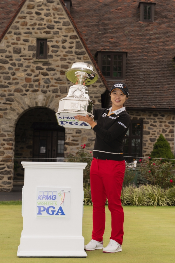 김세영이 시상식에서 큰 우승 트로피를 들어올리며 포즈를 취하고 있다.(사진 제공 : Darren Carroll/PGA of America)