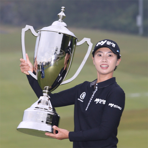 안나린이 11일 세종필드 골프클럽에서 끝난 오텍캐리어 챔피언십에서 생애 처음으로 받은 우승 트로피를 들어 보이고 있다. (사진: KLPGA )