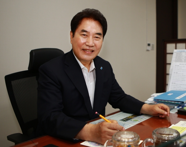 백군기 용인시장이 시장실 책상에 앉아 잠시 포즈를 취했다.