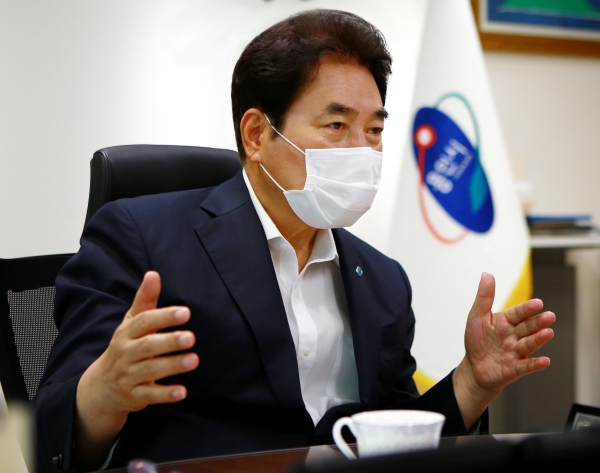 백군기 용인시장이 용인시 코로나19 발생현황과 대책에 대해 설명하고 있다.