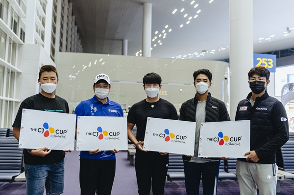 미국 출국 전 기념 사진을 촬영한 이태희, 함정우, 이재경, 김한별, 김성현 (좌로부터)