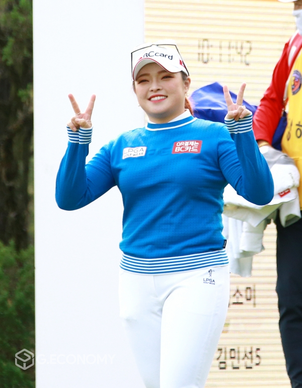 카메라 향해 '브이'...KB금융 스타챔피언십 1R 장하나