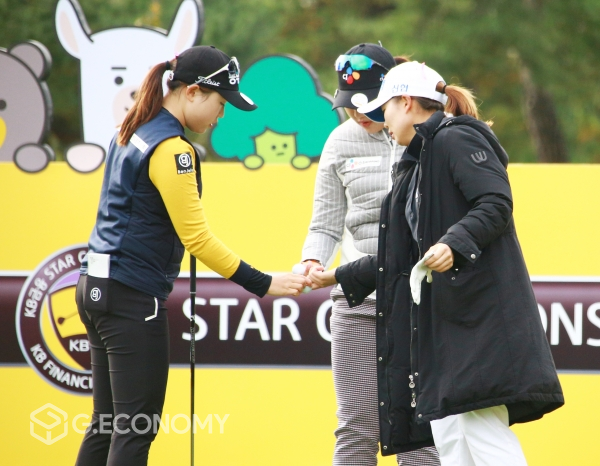 서로의 공을 확인하며...KB금융 스타챔피언십 구래현 이슬기2 최가람