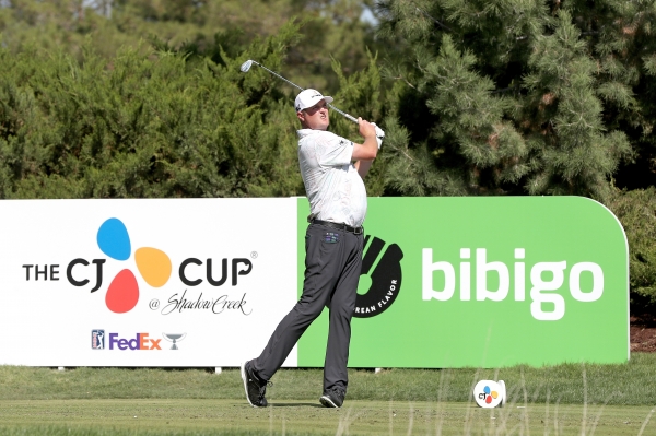 제이슨 코크랙이 4라운드 5번 홀에서 티샷을 하고 있다.( 사진 Getty Image for THE CJ CUP)