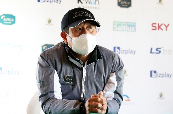 KPGA 김태연 경기위원장이 기상 악화에 따라 23일 경기를 취소한다고 발표하고 있다. (사진 :KPGA)