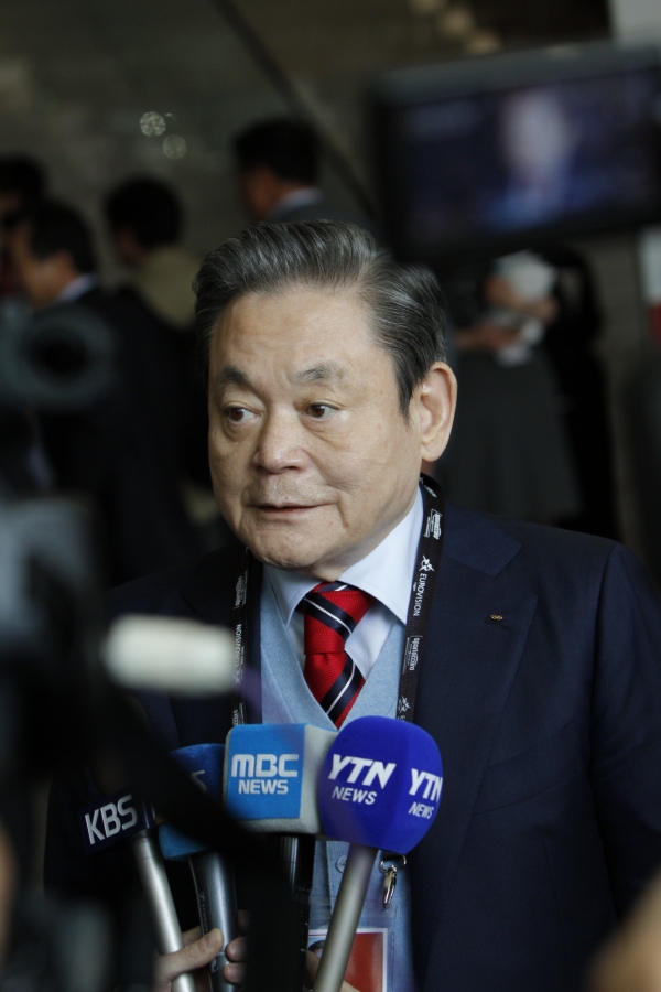 이건희 회장이 '2018년 평창 동계올림픽' 개최 유치 활동을 하던 2011년 4월 언론과 인터뷰를 하는 모습(사진:삼성전자 커뮤니케이션팀)