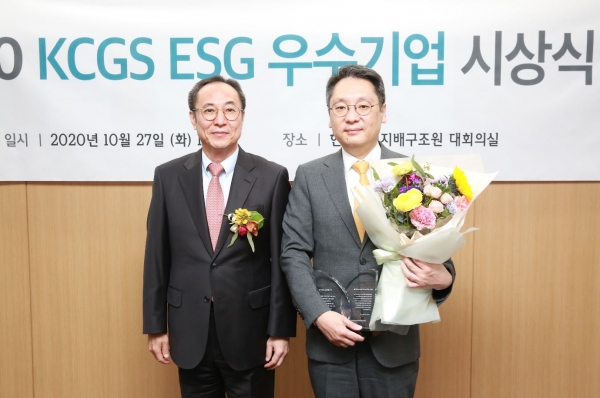 이준호 JB금융지주 상무(오른쪽)가 지난달 27일 한국거래소 신관에서 열린 '2020 ESG 우수기업 시상식'에서 신진영 한국기업지배구조원 원장(왼쪽)으로부터 'ESG 우수기업상'을 받는 모습
