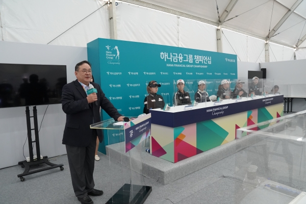 박폴 AGLF 사무총장이 기자회견에 앞서 레이디스 아시안투어에 관해 브리핑을 하고있다